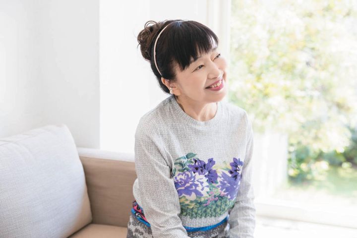 【68歳・かたせ梨乃さん】「バッグの中身」「私服ショット」を公開！ ゆる〜い散歩が続く理由に納得！