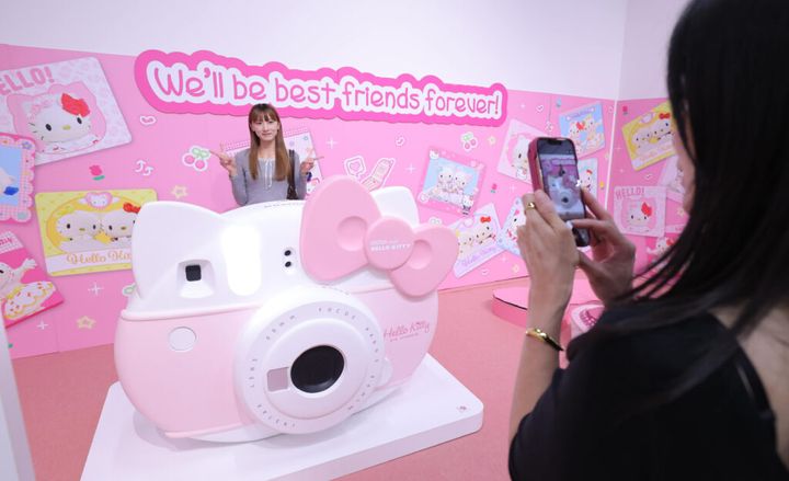 フォトスポットで記念撮影する人々＝京都市左京区の京都市京セラ美術館（渡辺大樹撮影）©２０２５ ＳＡＮＲＩＯ ＣＯ., ＬＴＤ. ＡＰＰＲＯＶＡＬ ＮＯ. ＳＰ６６０００４