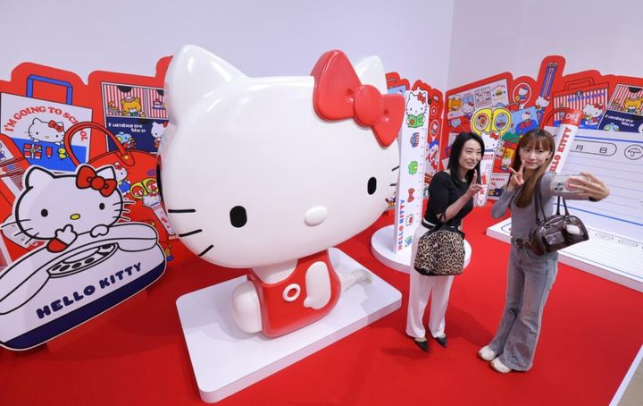 サンリオを代表するキャラクター、ハローキティの誕生50年を記念した展覧会「Hello Kitty展－わたしが変わるとキティも変わる－」（産経新聞社ほか主催）が12月7日まで京都市左京区の京都市京セラ美術館で開催されています。