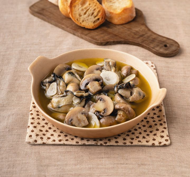 マッシュルームと牡蠣のアヒージョ