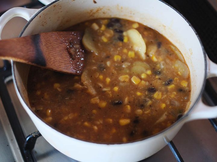 材料を加えて煮込む