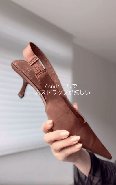 ブラウンのポインテッドトゥスリングバックパンプス