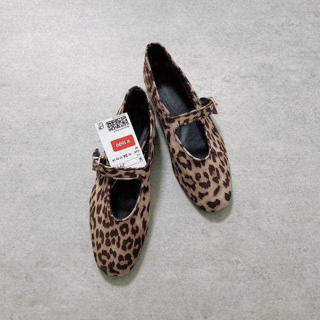 ヒョウ柄のメリージェーンバレエシューズ