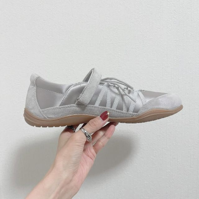 シルバーのレースアップバレエスニーカー