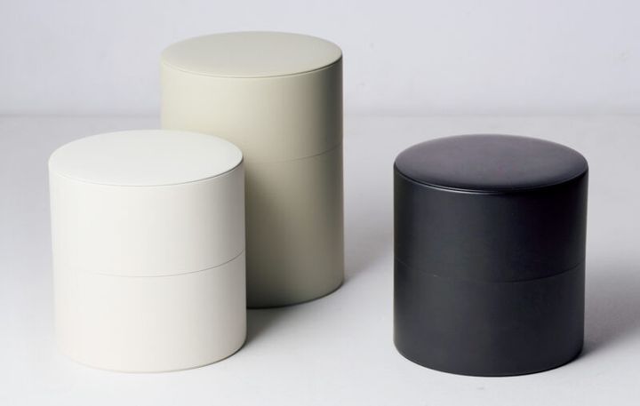 （右から）ティン キャディーS［高さ9.5×直径9.5㎝］（黒と白） 各¥4,620、M［ 高さ12.5×直径9.5㎝） ］ ¥4,950／すべてモへイム