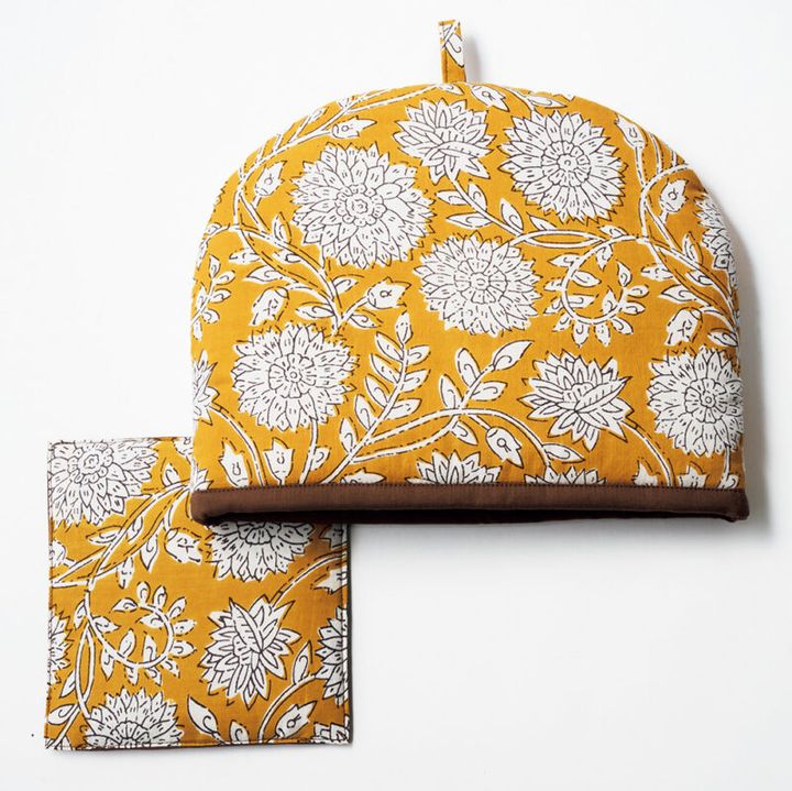 ティーコジー（ジニアマスタード）［縦22（持ち手含まず）×横28㎝］、ポットマット［縦15×横15㎝］セットで¥5,478 ／コンパス紅茶（コンパス ティーライフ アンド スタイル）