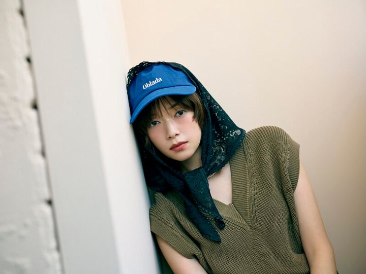 スカーフ￥5,500（オーバーライド／オーバーライド 神宮前） キャップ￥7,920（オブラダ／シンチ） ニットベスト￥19,800（デミルクス ビームス／デミルクス ビームス 新宿） ネックレス￥1,320（ジウノン／アンティローザ）