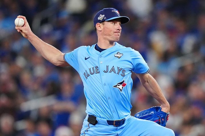 帽子に「51」を書き込みプレーする、ブルージェイズのクリス・バシット（C）Getty Images