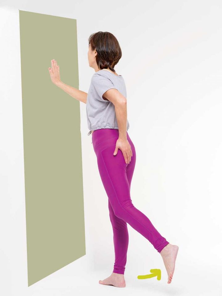 【２】左足を真後ろにすばやくキックします。