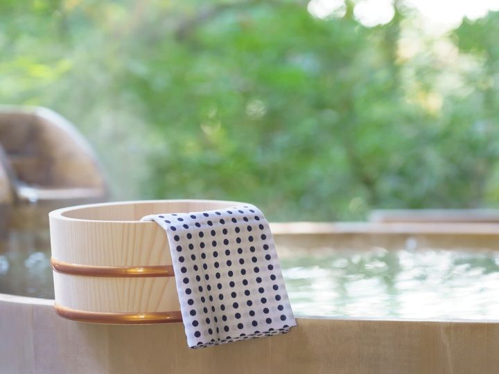 筑後川温泉は、福岡県うきは市と朝倉市にまたがる九州最大の一級河川・筑後川の河畔に広がる温泉地です。全国有数の強アルカリ性単純泉の湯は、肌が「トロトロになる」といった美肌の湯としても評価を集めています。