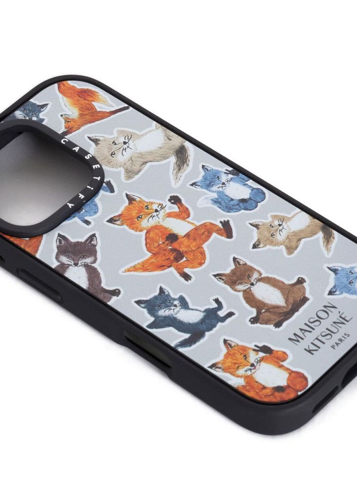 また、颯爽と駆け抜けている姿が愛らしい SPEEDY FOX シリーズのキツネや、カメラに向かってポーズを取る ALL RIGHT FOX シリーズのキツネなど、過去の FOX シリーズが散りばめられたステッカー スタイルのスマホケースなど、遊び心あふれるデザインも展開し、日常に楽しさを加えてくれる。