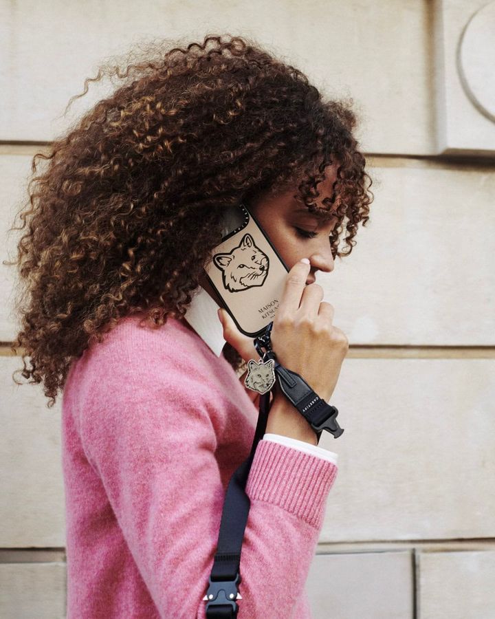 本コレクションでは、モノクロームを基調とした背景にブランドの「キツネ」をステッカースタイルであしらったデザインなど、多彩なラインナップが登場する。