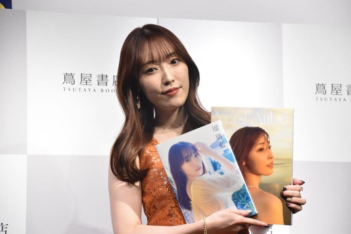 写真集『瑠璃藍』『Vers l’Aube』発売記念イベントを開催した譜久村聖 クランクイン！ width=