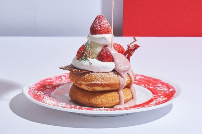 カフェ＆ブックス ビブリオテーク エアリーチーズクリームのクリスマス“ホール”パンケーキ いちごミルキーソース