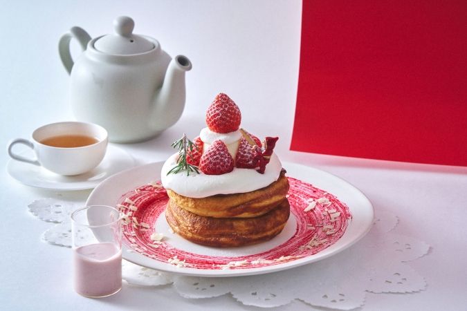 カフェ＆ブックス ビブリオテーク エアリーチーズクリームのクリスマス“ホール”パンケーキ いちごミルキーソース