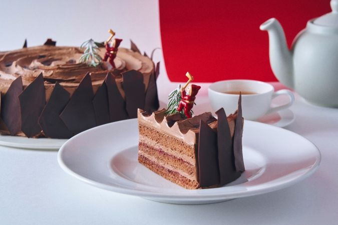 カフェ＆ブックス ビブリオテーク フランボワーズショコラのブッシュ・ド・ノエル