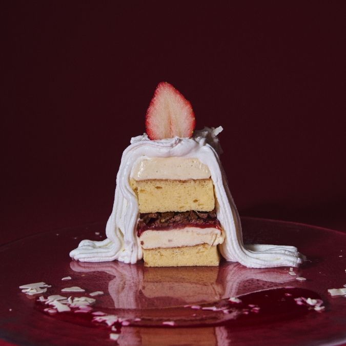 カフェ＆ブックス ビブリオテーク いちごのクリスマス“生”モンブラン〈わたしだけの“ホール”ケーキ〉 断面