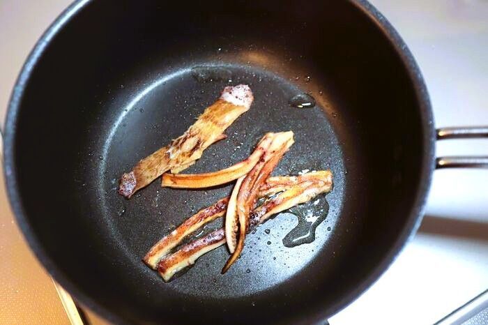 カチカチ過ぎて食べにくい…！「あたりめ」が驚くほどやわらかくなる裏ワザ。小さじ1杯加えるだけ♪