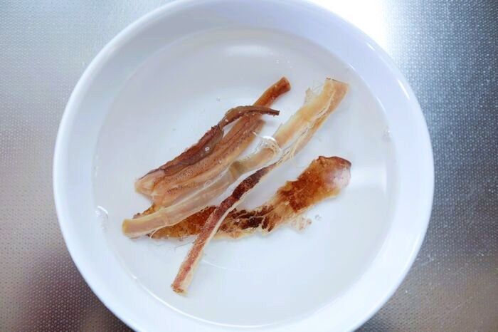 カチカチ過ぎて食べにくい…！「あたりめ」が驚くほどやわらかくなる裏ワザ。小さじ1杯加えるだけ♪