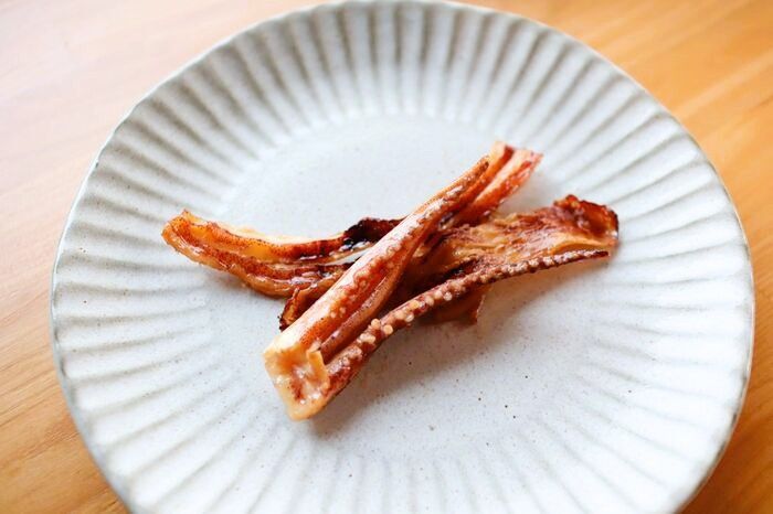 カチカチ過ぎて食べにくい…！「あたりめ」が驚くほどやわらかくなる裏ワザ。小さじ1杯加えるだけ♪