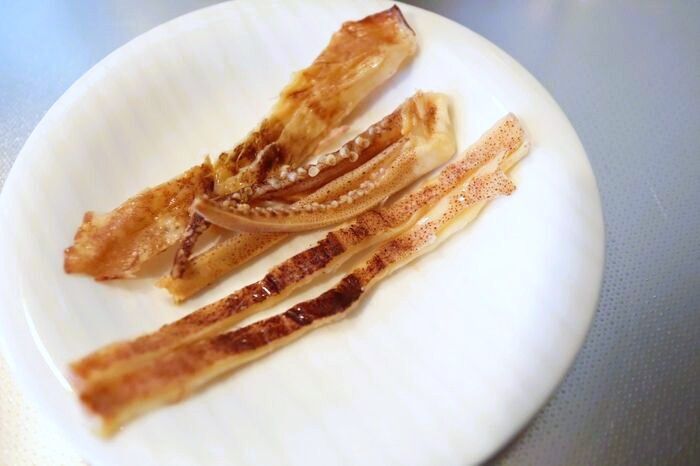 カチカチ過ぎて食べにくい…！「あたりめ」が驚くほどやわらかくなる裏ワザ。小さじ1杯加えるだけ♪