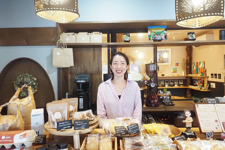 黄金のすすき揺れる箱根で週末トリップ。古民家アートカフェで楽しむ四角いレトロプリン「仙石原茶屋」