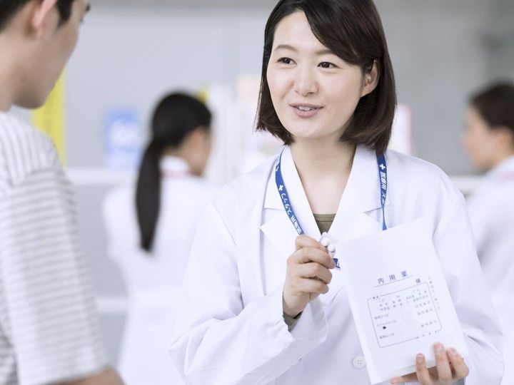 【薬学部教授が解説】「リフィル処方」は、医師の診察を受けずに同じ処方箋で最大3回まで薬を受け取れる制度です。2022年に導入されました。通院回数を減らせる一方、対象となる薬や病気には条件があります。仕組みや注意点を分かりやすく解説します。（※画像：amanaimages）