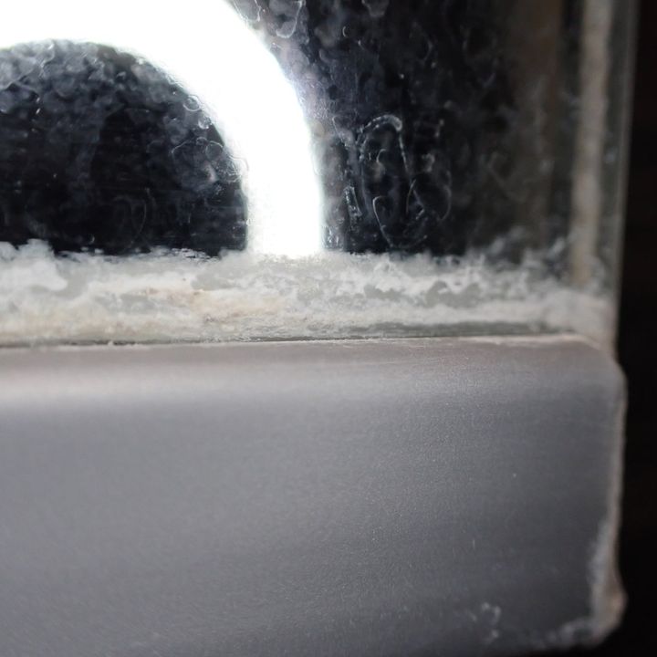 「浴室」の鏡に付着した10年ものの“水アカ”が劇的に落ちる掃除テク「カッチカチがつるつるに」