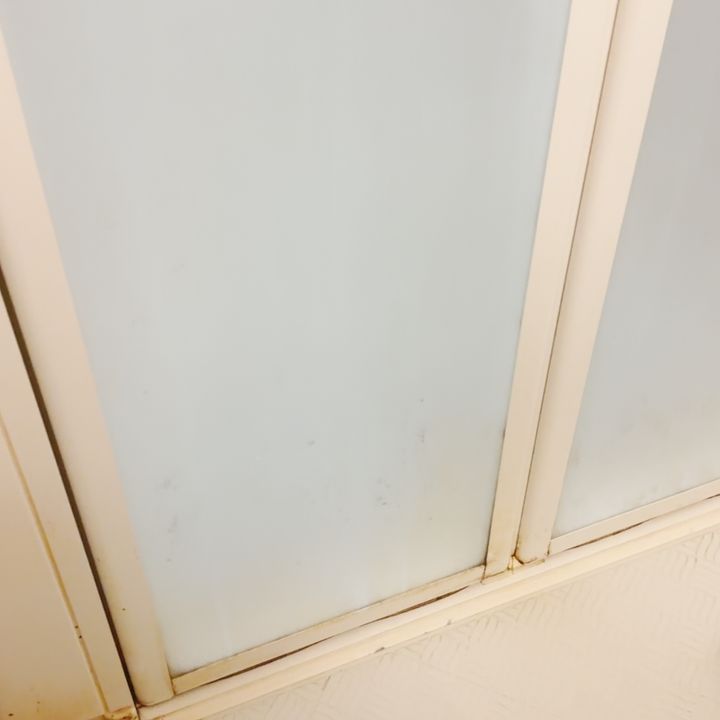 もうこすらない！お風呂ドアの“すりガラス”の掃除術「ピタっと馴染ませる」「くすみも黒ずみもすっきり」