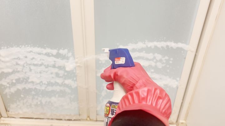 強力カビハイターをドアガラスへ吹きかける