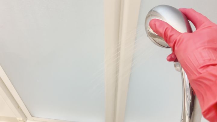 シャワーで洗い流す