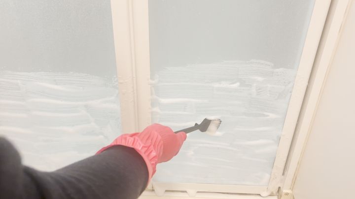 ハケを使って洗剤をのばす