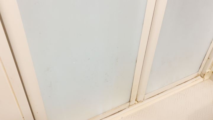 黒ずみが気になるお風呂のドアガラス