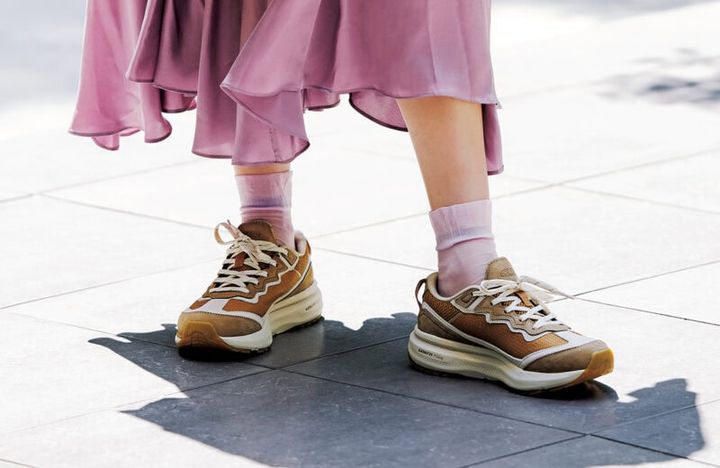 キーンのブラウンスニーカー