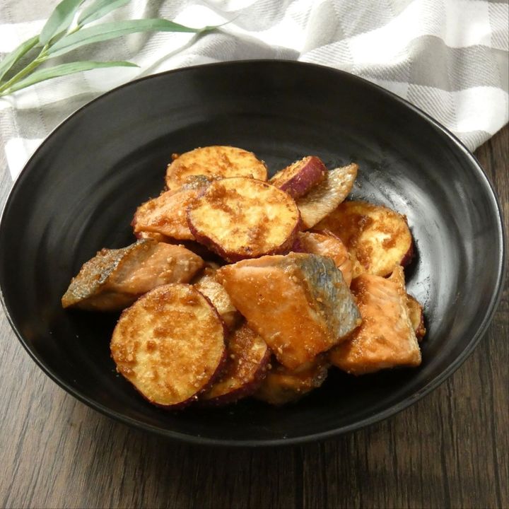 メイン材料2つ！「鮭とサツマイモのごまみそ焼き」