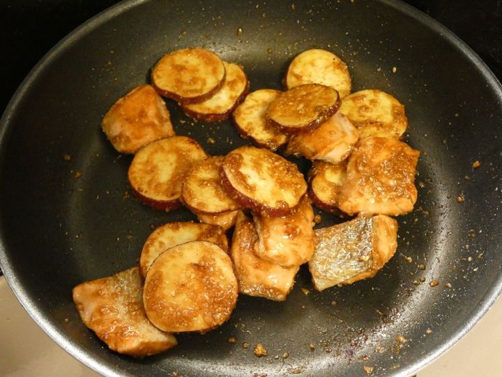 メイン材料2つ！「鮭とサツマイモのごまみそ焼き」