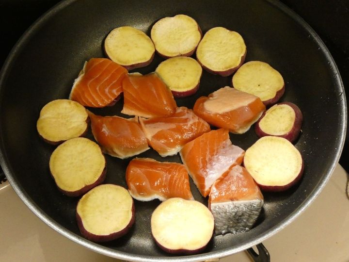 メイン材料2つ！「鮭とサツマイモのごまみそ焼き」