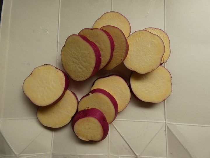 メイン材料2つ！「鮭とサツマイモのごまみそ焼き」