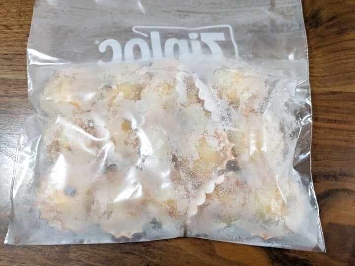 冷めたらカップに入れて、冷凍保存します