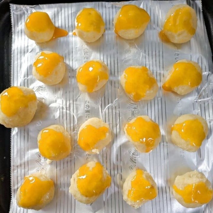 生地を丸めて卵黄を塗る