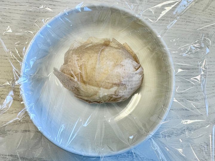 卵をラップを敷いた容器に入れる