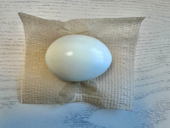 キッチンペーパーをカットします