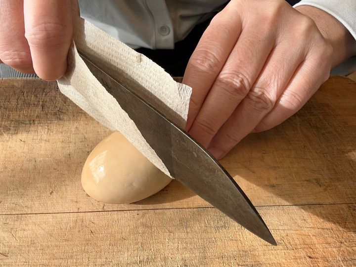 包丁をキッチンペーパーで挟む