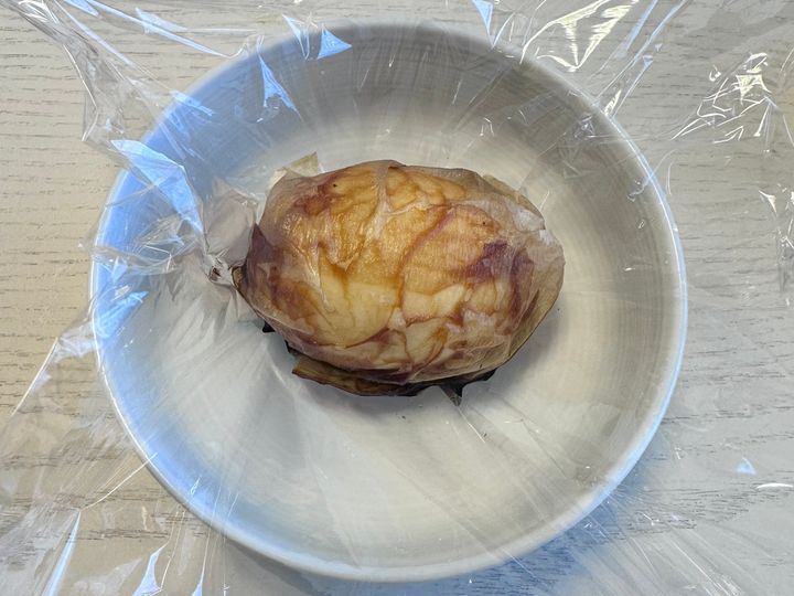 麺つゆを入れます