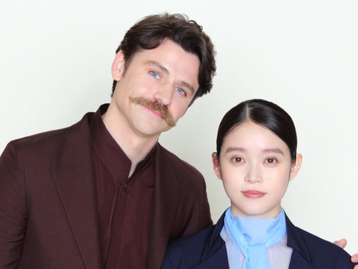 連続テレビ小説『ばけばけ』に出演する（左から）トミー・バストウ、高石あかり クランクイン！ 写真：高野広美 width=