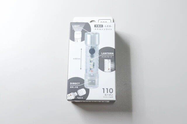 ダイソーの充電式 LED スケルトンライトのパッケージ