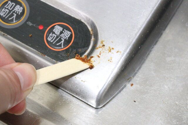 セリアの使い捨て掃除用木製ヘラ 30Pで掃除する