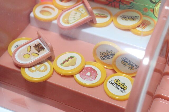 ダイソー コインプッシュゲーム機 台座 コイン 使用例