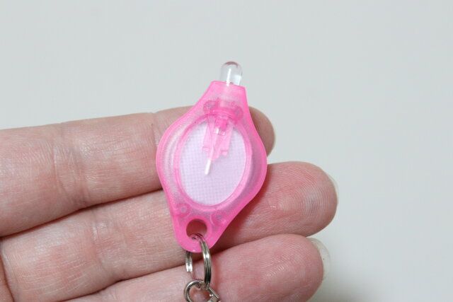 セリア VM-47 白色 LED キーチェーンライト クリアカラー サイズ感