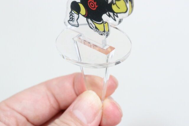 ダイソーのフードピック（アクリルスタンド用台座付）にアクスタを挿す